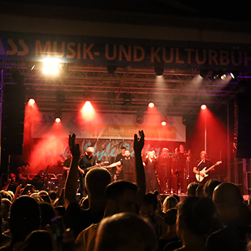 Bild von einer jubelnden Menge vor der PASS Musik- und Kultukbühne auf dem Stadtfest
